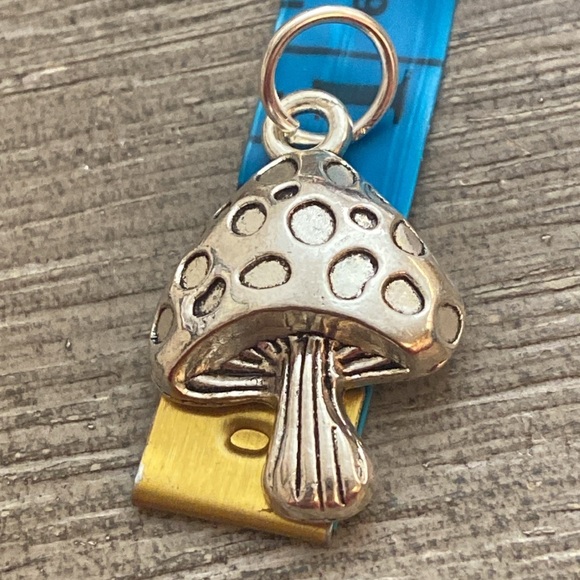 5/$10❤️❤️❤️NEW TIBETAN SILVER MUSHROOM CHARM PENDANT - Picture 2 of 2